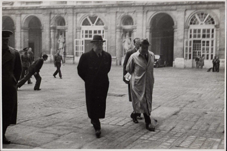 Visita frente de Madrid11. Azaña camina por el patio del Palacio Nacional en su visita a Madrid y los frentes del centro el 13 de noviembre de 1937.